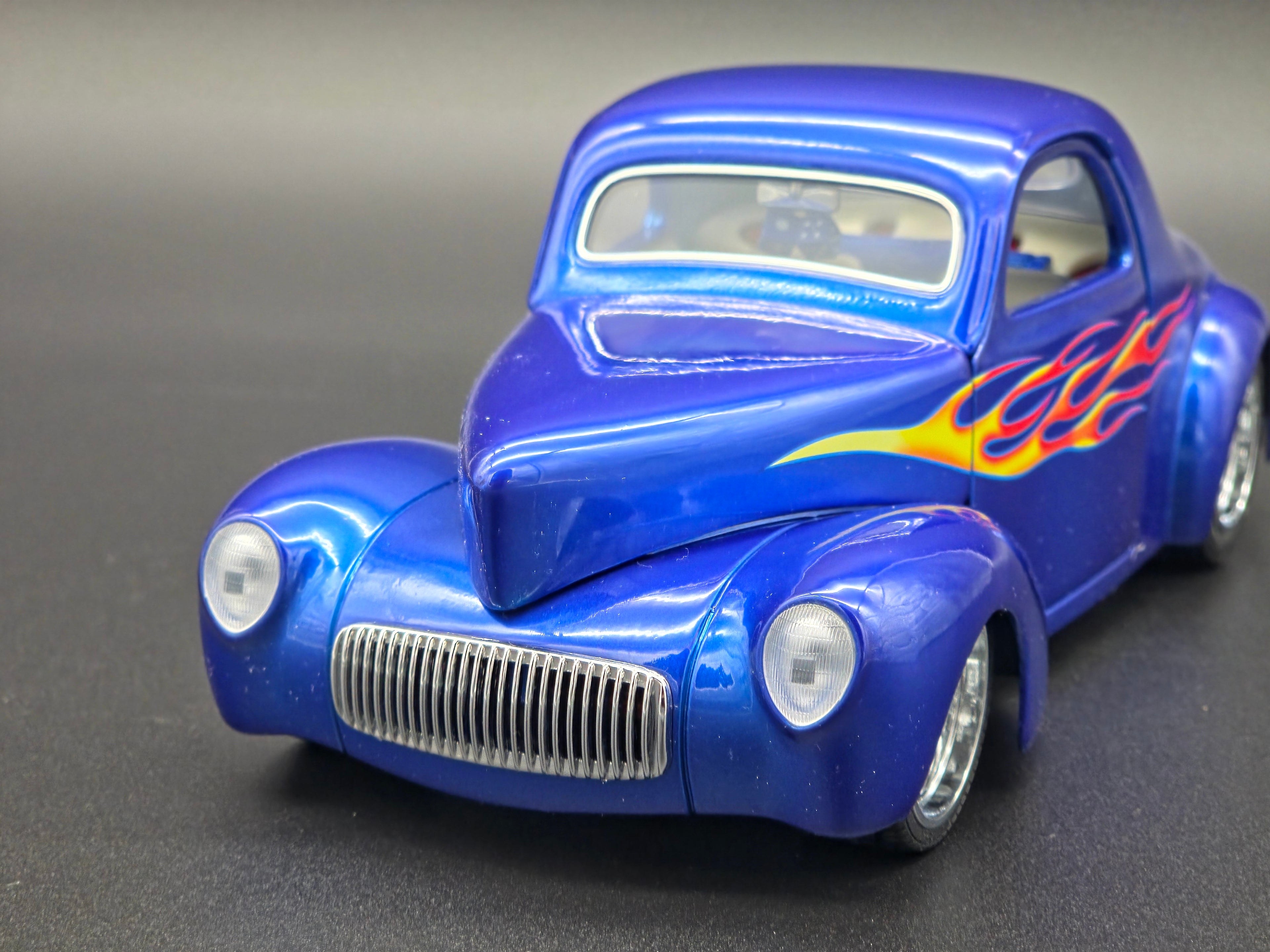 1941 willys Coupe avec flames