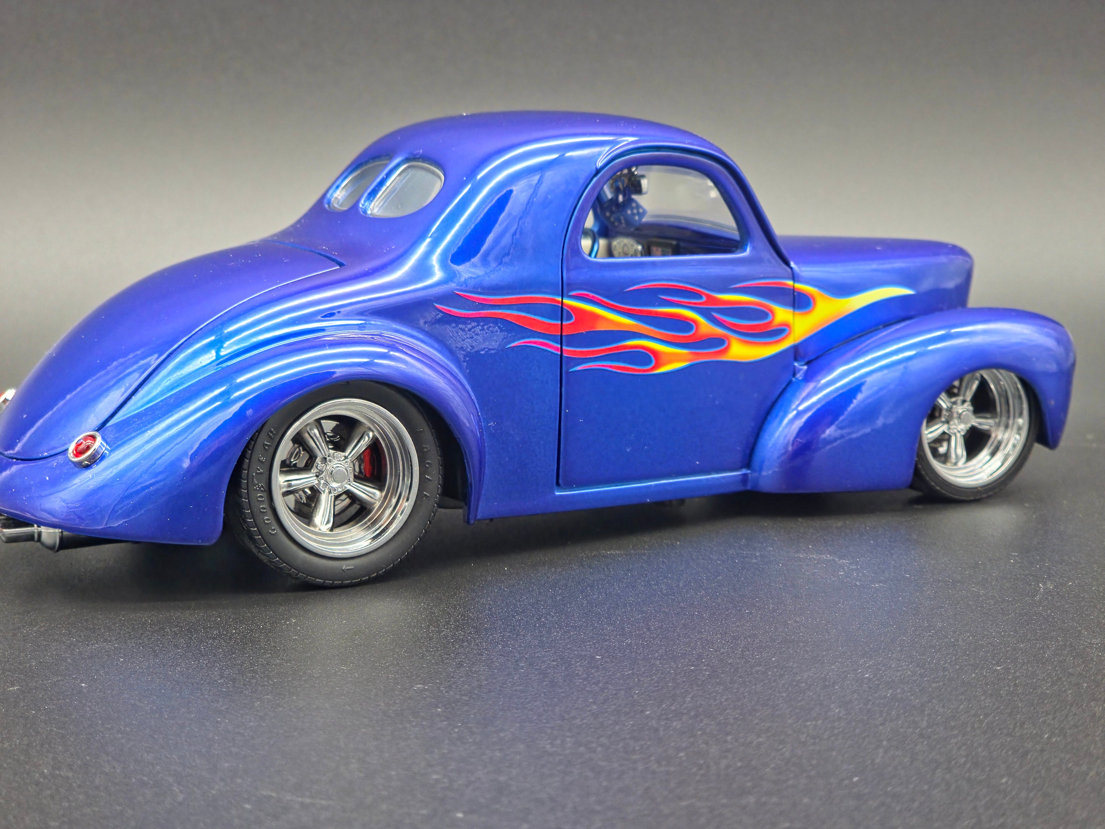 1941 willys Coupe avec flames
