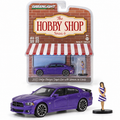GreenLight The Hobby Shop Série 6 – Dodge Charger Super Bee 2013 avec figurine femme en robe 1:64