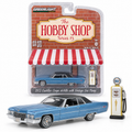 GreenLight The Hobby Shop Série 13 – Cadillac Coupe deVille 1972 avec pompe à essence Gulf 1:64